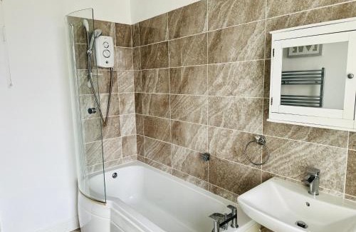 Nottingham House | Stylish 3 BR Home Near City Centre, University and QMC - Free Parking & Wi-Fi - Sleeps 6