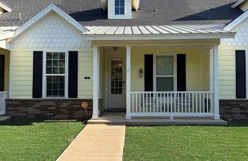 North Overton House | Stylish 3 BR Townhome - Walk to Jones AT&T Stadium & TTU – Perfect for Game Day!