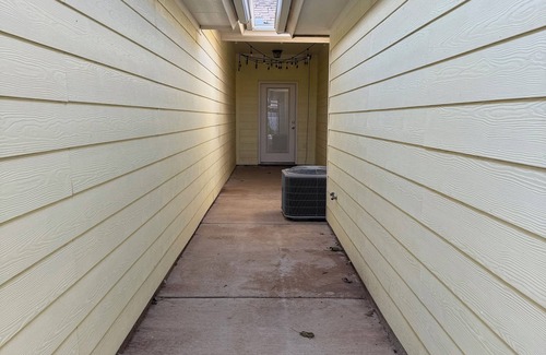 North Overton House | Stylish 3 BR Townhome - Walk to Jones AT&T Stadium & TTU – Perfect for Game Day!
