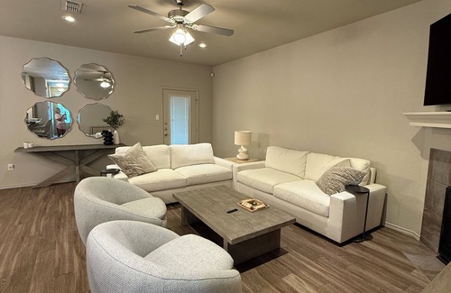 North Overton House | Stylish 3 BR Townhome - Walk to Jones AT&T Stadium & TTU – Perfect for Game Day!
