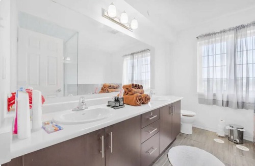 Durham Region House | Stylish 3 BR Townhouse in Oshawa