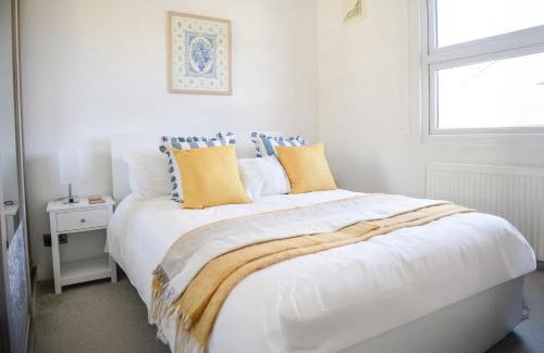 Watford House | Stylish 3Bed House with Garden, near Stations, London & Harry Potter studios, great for families and contractors