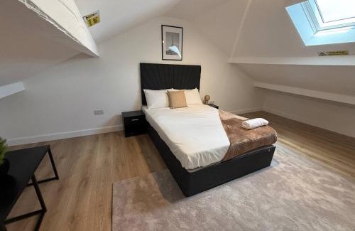Ashton-under-Lyne House | Stylish 3BR 18mins to Peak District,Free, Parking Wifi,Netflix ,Sky Sports