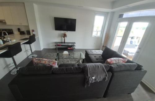 Milton House | Stylish 3BR 2.5 Bath Townhouse with Patio and parking
