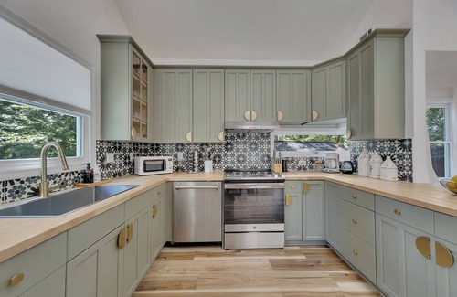 Inman Park Apartment | Stylish 3BR/3BA upper unit in fully remodeled 1920s duplex. Vaulted ceilings, updated kitchen, smart TVs, and private balcony. Perfect for families or groups in walkable Inman Park near BeltLine, dining, and MARTA.