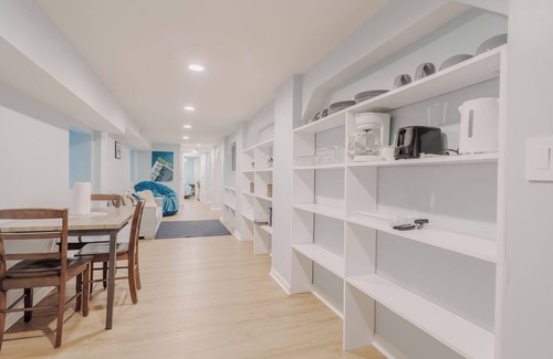 Lake View East Apartment | Stylish 3BR Apt Near Wrigley Field & Lincoln Park
