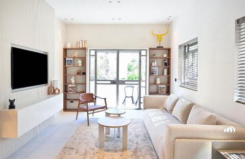 Kerem HaTeimanim Apartment | Stylish 3BR close to the beach by HolyGuest
