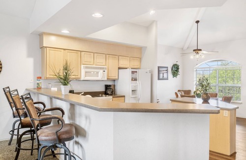 Branson Condo | Stylish 3BR Condo Full Kitchen + Sunroom Sleeps 8