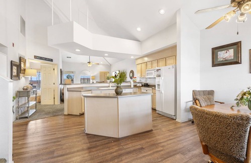 Branson Condo | Stylish 3BR Condo Full Kitchen + Sunroom Sleeps 8