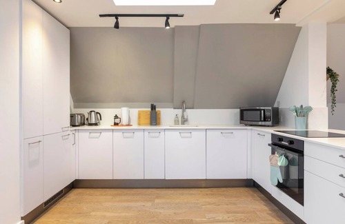 Kentish Town Apartment | Stylish 3BR Flat w/3 Balconies and Ensuite Baths