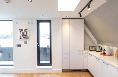 Kentish Town Apartment | Stylish 3BR Flat w/3 Balconies and Ensuite Baths