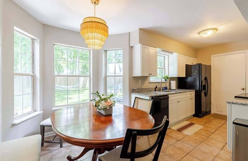 North Charleston House | Stylish 3BR home w/King Bed, backyard & Fire pit