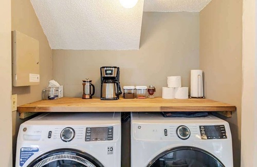 North Charleston House | Stylish 3BR home w/King Bed, backyard & Fire pit
