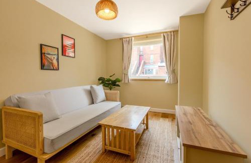 Ferndale House | Stylish 3BR Home by Clapham Common with Parking