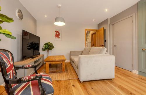 Ferndale House | Stylish 3BR Home by Clapham Common with Parking