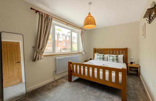 Ferndale House | Stylish 3BR Home by Clapham Common with Parking