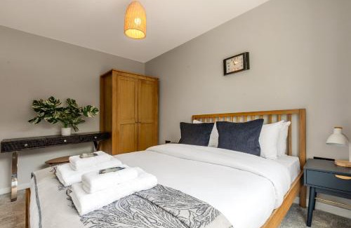 Ferndale House | Stylish 3BR Home by Clapham Common with Parking