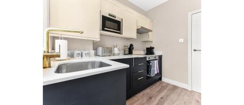Tottenham Apartment | Stylish 3BR Home with Garden Sleeps 6