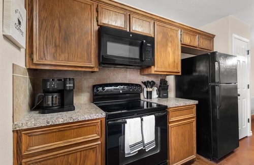 Temple House | Stylish 3BR Retreat in Highly-Rated Locale