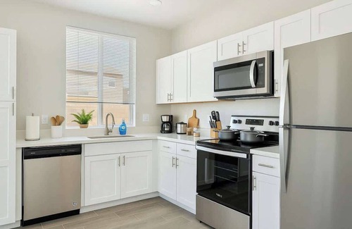 Glendale Apartment | Stylish 3BR Retreat | King Bed + 2 Doubles
