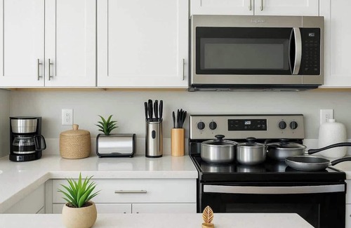 Glendale Apartment | Stylish 3BR Retreat | King Bed + 2 Doubles
