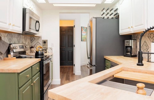 Auburndale House | Stylish 3BR Retreat with Pool Near Attractions - Pet Friendly