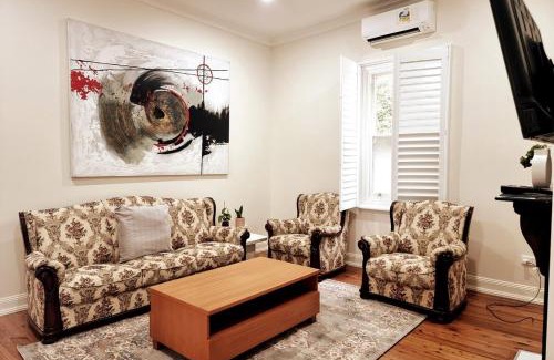 Wollongong CBD House | Stylish 3BR Stay 10mins walk to Wollongong Hospital & Train Station, Free Parking & Wi-Fi