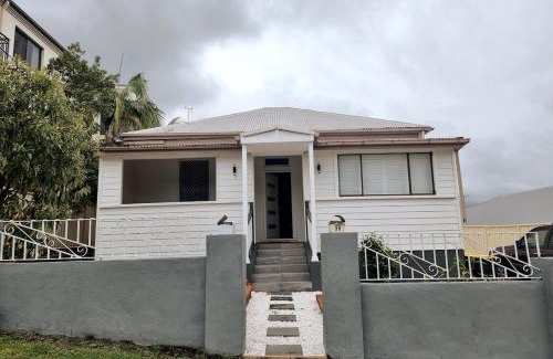 Wollongong CBD House | Stylish 3BR Stay 10mins walk to Wollongong Hospital & Train Station, Free Parking & Wi-Fi