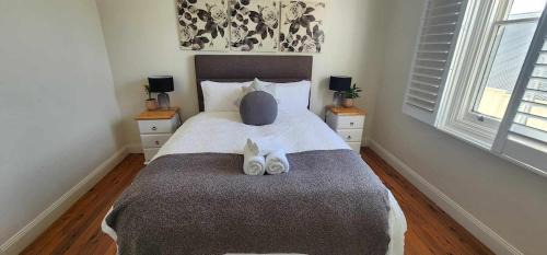 Wollongong CBD House | Stylish 3BR Stay 10mins walk to Wollongong Hospital & Train Station, Free Parking & Wi-Fi