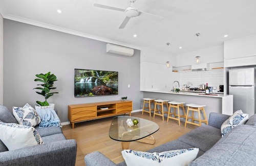 Camp Hill Apartment | Stylish 3BR Townhouse CampHill - WiFi, Parking