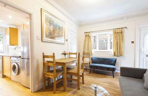 Runnymede House | Stylish 4-Bed Home in Egham Surrey near Heathrow