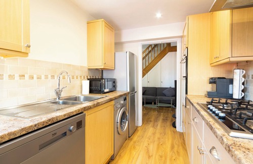 Runnymede House | Stylish 4-Bed Home in Egham Surrey near Heathrow