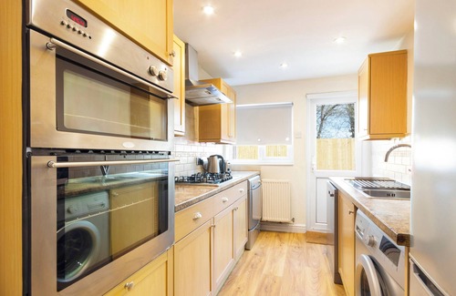 Runnymede House | Stylish 4-Bed Home in Egham Surrey near Heathrow