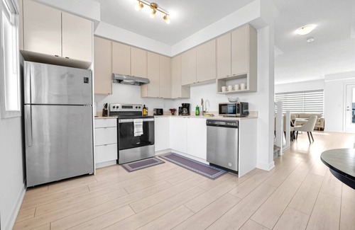 Burlington House | Stylish 4-Bed Home with Backyard in Prime Location