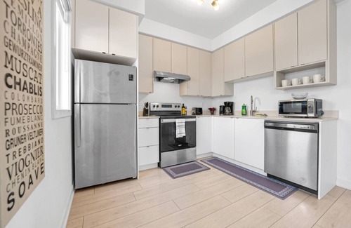 Burlington House | Stylish 4-Bed Home with Backyard in Prime Location
