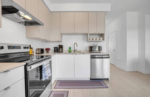 Burlington House | Stylish 4-Bed Home with Backyard in Prime Location