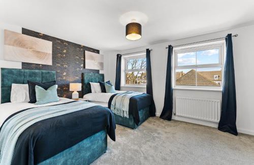 Patchway House | Stylish 4 bed - Parking - Sleeps 14