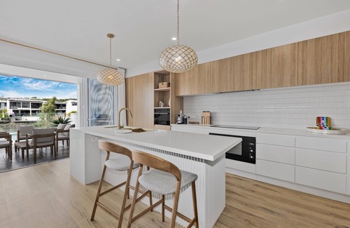 Maroochydore House | Stylish 4-Bed Waterfront Home with Private Pool
