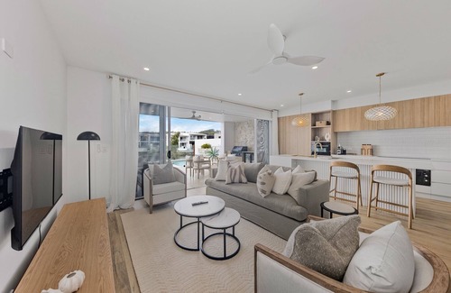 Maroochydore House | Stylish 4-Bed Waterfront Home with Private Pool