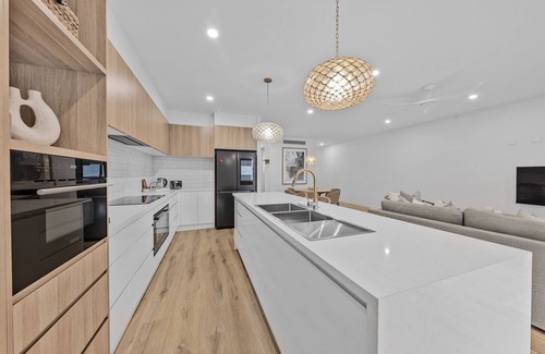 Maroochydore House | Stylish 4-Bed Waterfront Home with Private Pool