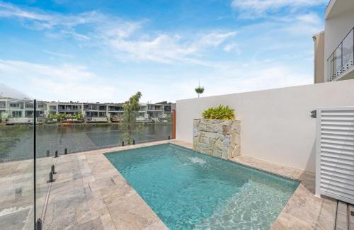 Maroochydore House | Stylish 4-Bed Waterfront Home with Private Pool