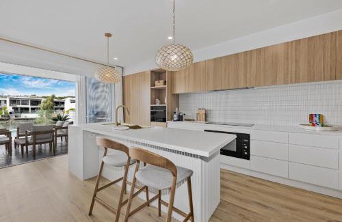 Maroochydore House | Stylish 4-Bed Waterfront Home with Private Pool