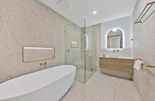 Maroochydore House | Stylish 4-Bed Waterfront Home with Private Pool