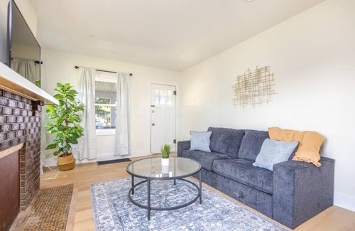 Des Moines House | Stylish 4 BR Home in the Heart of DSM