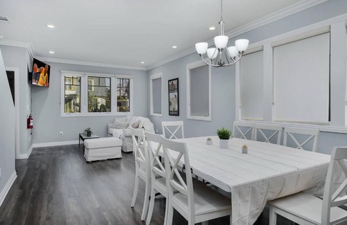 Mid City House | Stylish 4 BR house near Korea Town (Central LA)