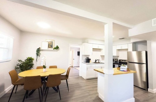 Egypt Lake-Leto House | Stylish 4B2B Fire pit, Grill, Location