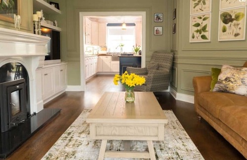 Dromod House | Stylish 4BD, 3.5BA House @ Cute Friendly Village