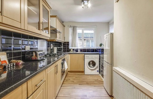 Kennington House | Stylish 4BD Home with Garden Near Kennington