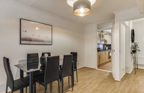 Kennington House | Stylish 4BD Home with Garden Near Kennington
