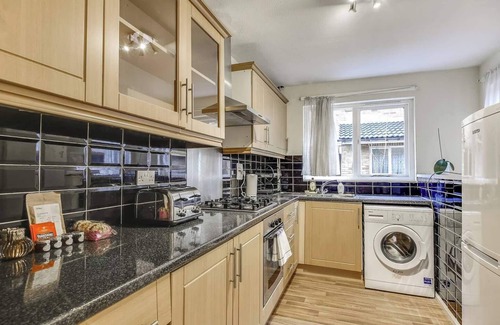Kennington House | Stylish 4BD Home with Garden Near Kennington